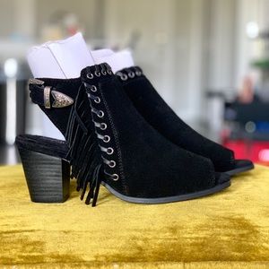 Minnetonka Mae Black Suede Size 9